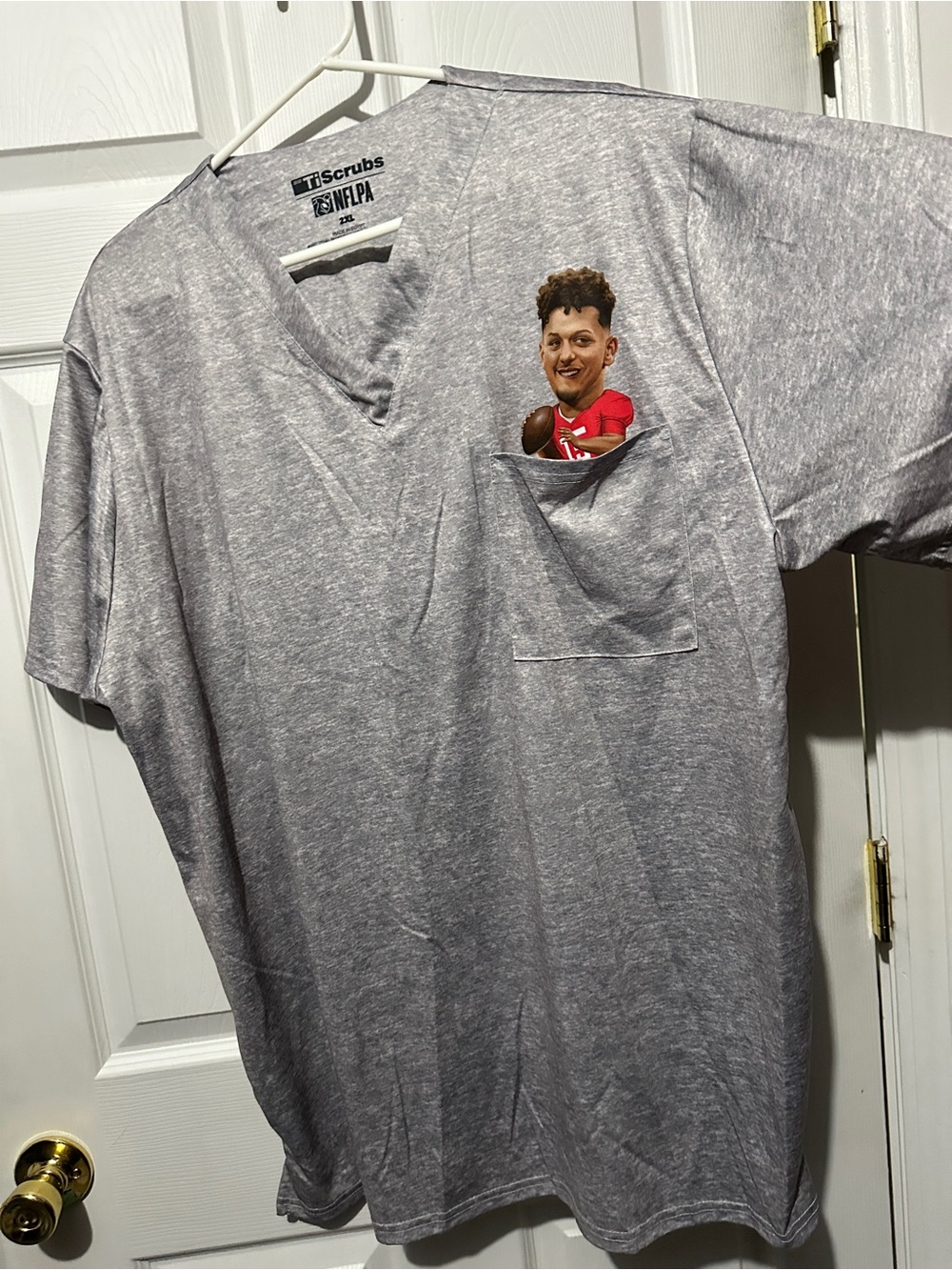 Mahomes in the pocket 2XL gray Kansas City Chiefs NFL Football Ti scrub top - Picture 2 of 9